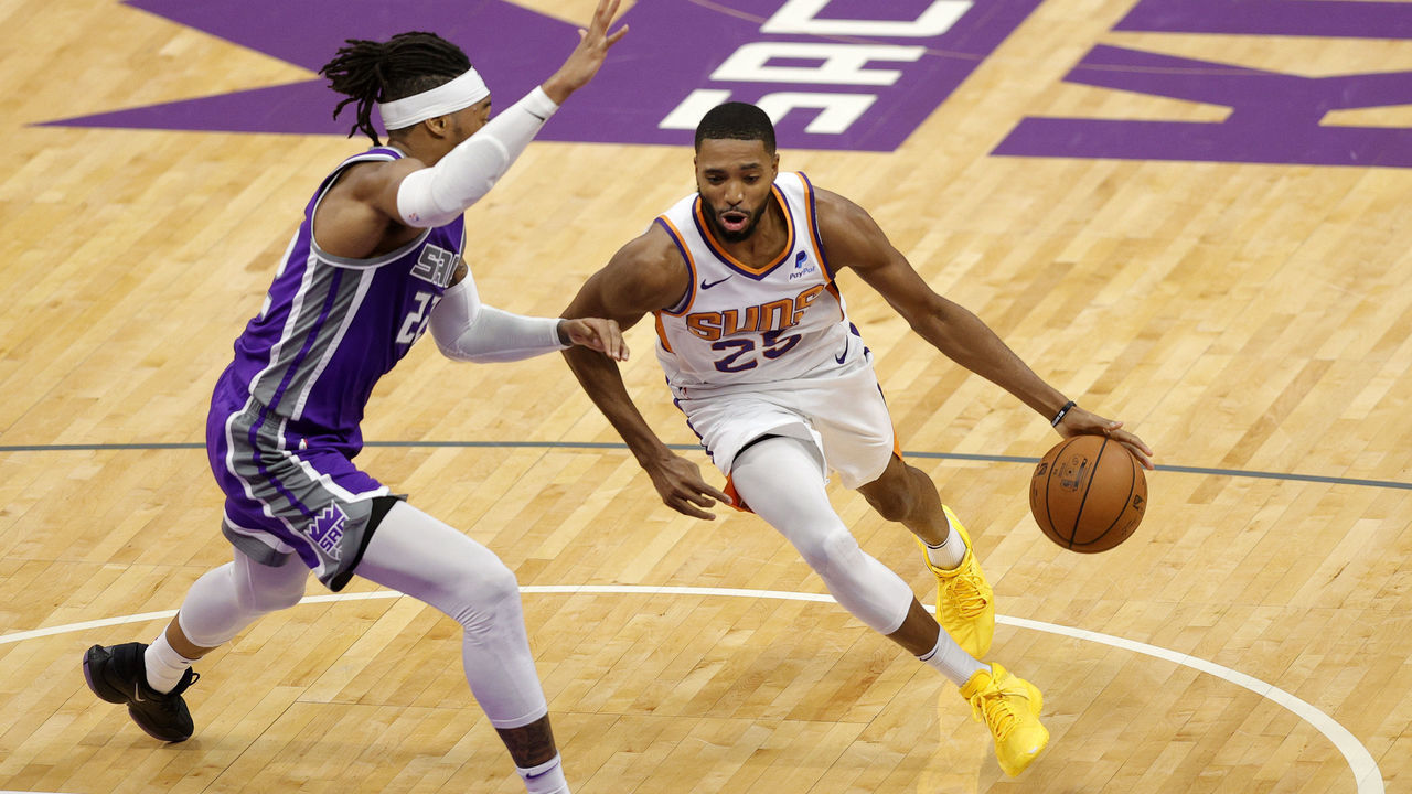 SACRAMENTO, CALIFORNIA - DECEMBER 27: Mikal Bridges #25 of the Phoenix Suns drives on Richaun Holmes #22 of the Sacramento Kings at Golden 1 Center on December 27, 2020 in Sacramento, California.
