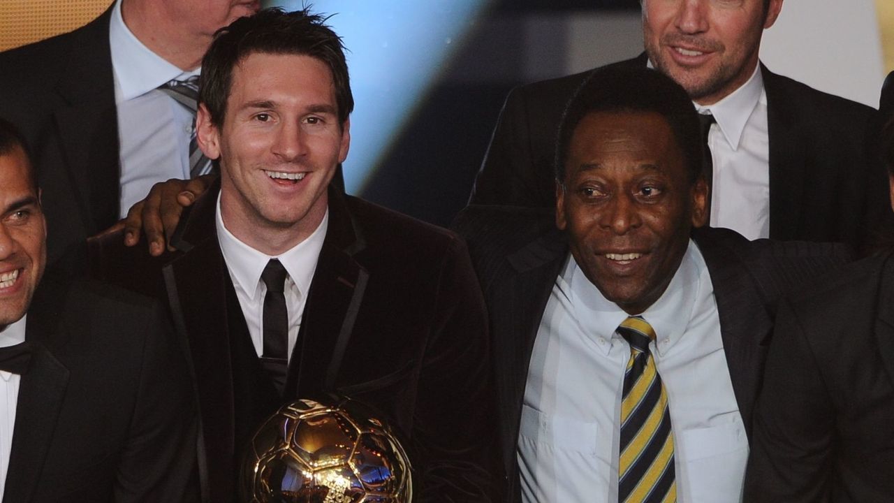 Barcelona's Argentinian forward Lionel Messi (2ndL) poses near Brazilian football legend Pele (C), Barcelona's Brazilian Dani Alves (L) and Santos FC' Brazilian forward Neymar (R) after receiving for the third time the FIFA Ballon d'Or award on January 9, 2012 at the Kongresshaus during the FIFA Ballon d'Or ceremony in Zurich. AFP PHOTO / FRANCK FIFE