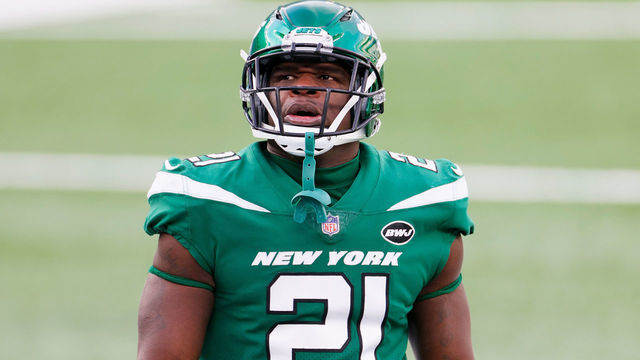 EAST RUTHERFORD, NEW JERSEY - DECEMBER 27: Frank Gore #21 of the New York Jets warms up prior to their game against the Cleveland Browns at MetLife Stadium on December 27, 2020 in East Rutherford, New Jersey.