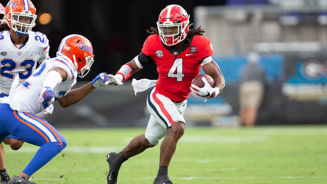 JACKSONVILLE, FL - NOVEMBER 7: James Cook #4 of the Georgia Bulldogs runs the ball against the Florida Gators at TIAA Bank Field on November 7, 2020 in Jacksonville, Florida.