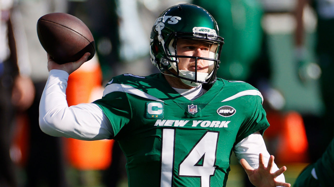 EAST RUTHERFORD, NEW JERSEY - DECEMBER 27: Sam Darnold #14 of the New York Jets looks to pass in the first quarter against the Cleveland Browns at MetLife Stadium on December 27, 2020 in East Rutherford, New Jersey.