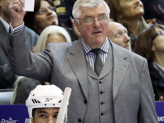 Pat Quinn inducted into Canucks ring of honour before final game