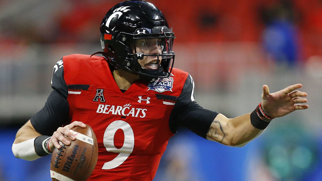 ATLANTA, GEORGIA - JANUARY 01: Quarterback Desmond Ridder #9 of the Cincinnati Bearcats rolls out during the Chick-fil-A Peach Bowl against the Georgia Bulldogs at Mercedes-Benz Stadium on January 01, 2021 in Atlanta, Georgia.