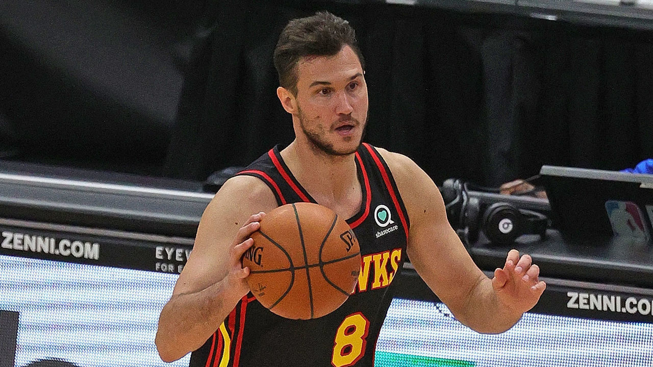 CHICAGO, ILLINOIS - DECEMBER 23: Danilo Gallinari #8 of the Atlanta Hawks brings the ball up the court against the Chicago Bulls at the United Center on December 23, 2020 in Chicago, Illinois.
