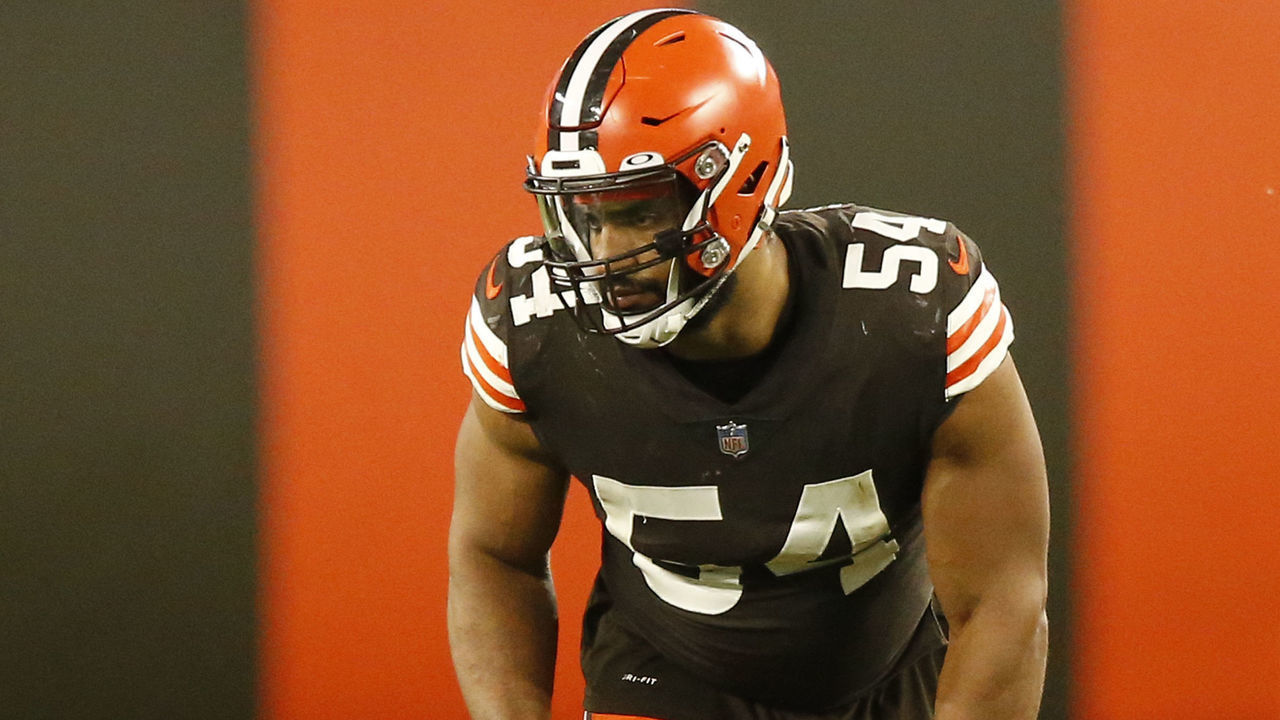 CLEVELAND, OH - OCTOBER 11: Cleveland Browns Defensive End Olivier Vernon (54) in game action during a NFL game between the Indianapolis Colts and the Cleveland Browns on October11, 2020 at FirstEnergy Stadium in Cleveland, OH.
