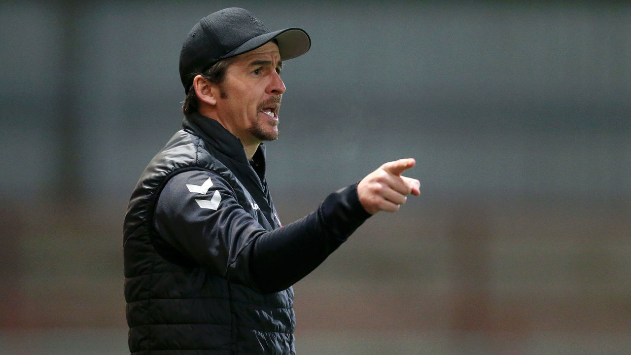 FLEETWOOD, ENGLAND - NOVEMBER 27: Joey Barton, Manager of Fleetwood Town gives their team instructions during the Sky Bet League One match between Fleetwood Town and Sunderland at Highbury Stadium on November 27, 2020 in Fleetwood, England. Sporting stadiums around the UK remain under strict restrictions due to the Coronavirus Pandemic as Government social distancing laws prohibit fans inside venues resulting in games being played behind closed doors.