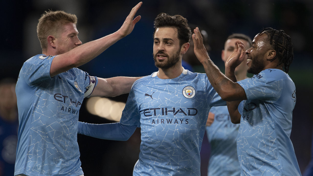 LONDON, ENGLAND - JANUARY 03: Kevin De Bruyne celebrates scoring the third goal for Manchester City with Bernardo Silva and Rayheem Sterling during the Premier League match between Chelsea and Manchester City at Stamford Bridge on January 03, 2021 in London, England. The match will be played without fans, behind closed doors as a Covid-19 precaution.