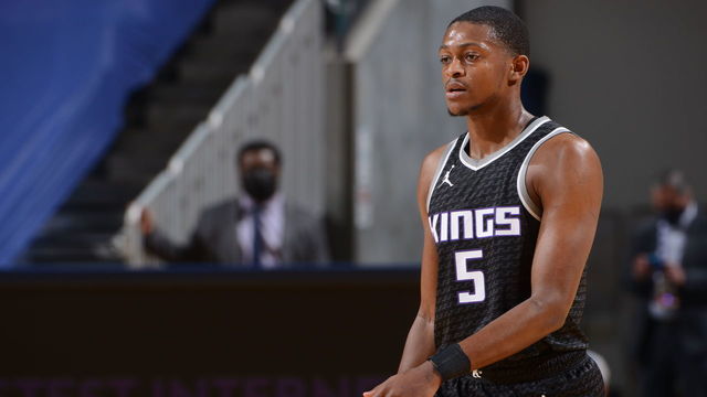 SAN FRANCISCO, CA - January 4: De'Aaron Fox #5 of the Sacramento Kings looks on during the game against the Sacramento Kings on January 4, 2021 at Chase Center in San Francisco, California. NOTE TO USER: User expressly acknowledges and agrees that, by downloading and or using this photograph, user is consenting to the terms and conditions of Getty Images License Agreement. Mandatory Copyright Notice: Copyright 2021 NBAE