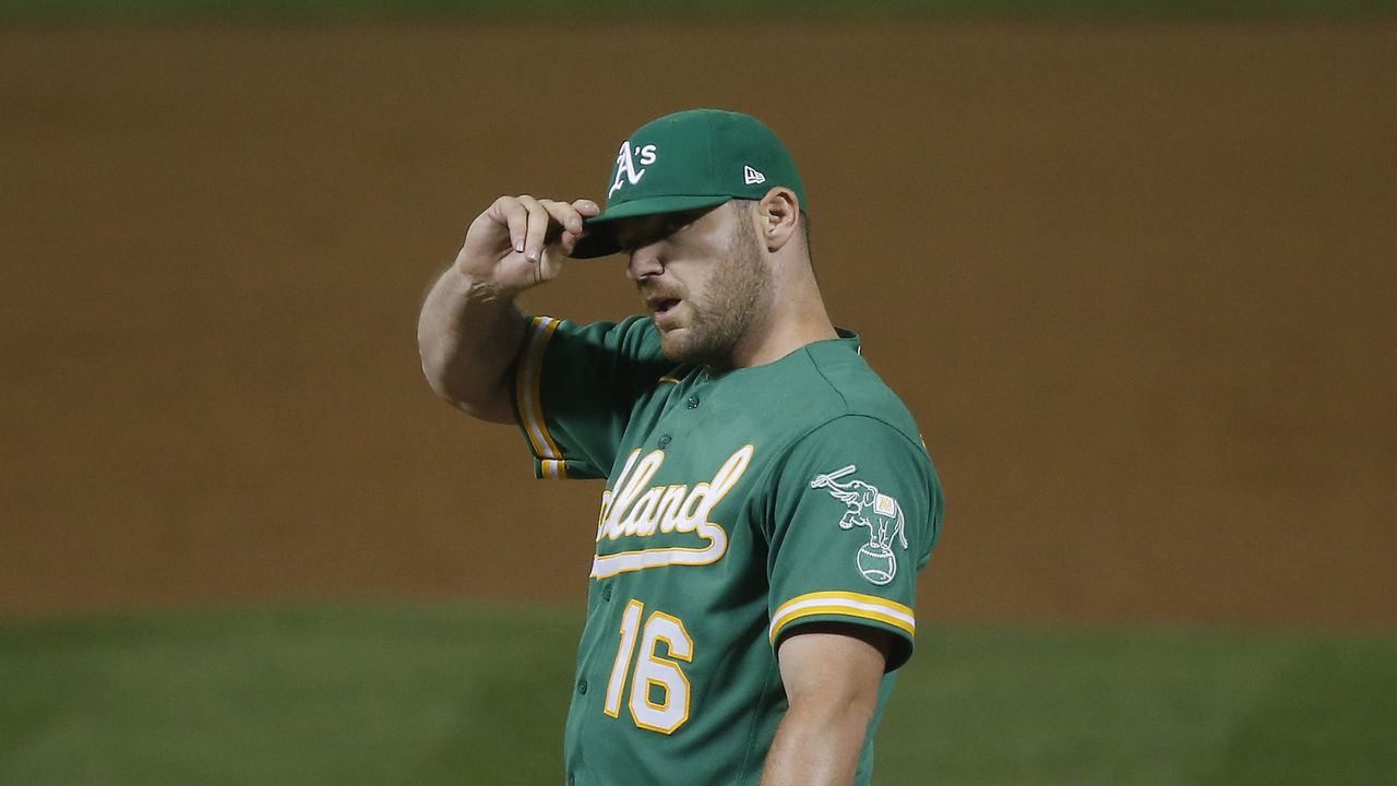 OAKLAND, CALIFORNIA - AUGUST 19: Liam Hendriks #16 of the Oakland Athletics pitches in the top of the ninth inning against the Arizona Diamondbacks at Oakland-Alameda County Coliseum on August 19, 2020 in Oakland, California.