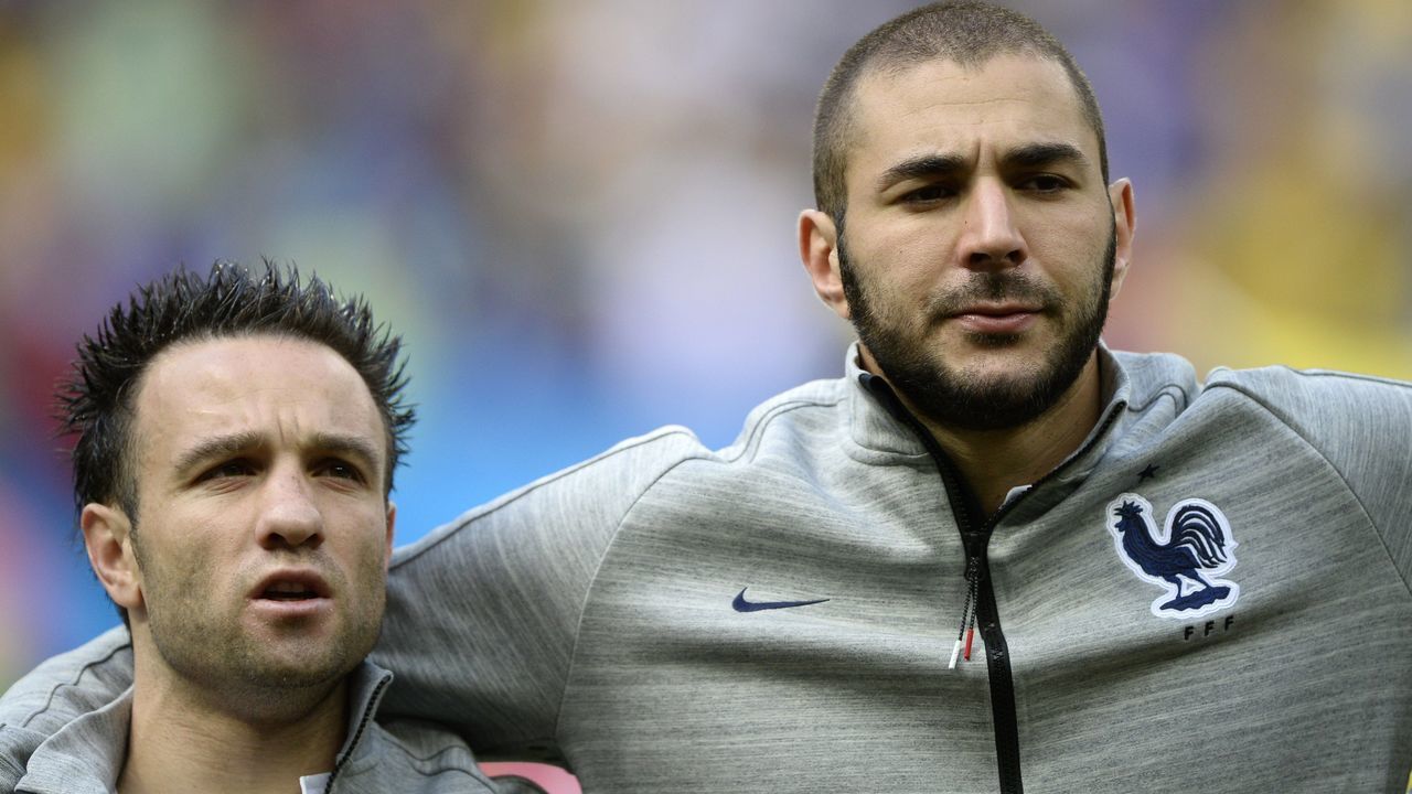 France's midfielder Mathieu Valbuena (L) and forward Karim Benzema listen to their national anthem before the round of 16 football match between France and Nigeria at the Mane Garrincha National Stadium in Brasilia during the 2014 FIFA World Cup on June 30, 2014. AFP PHOTO / FRANCK FIFE