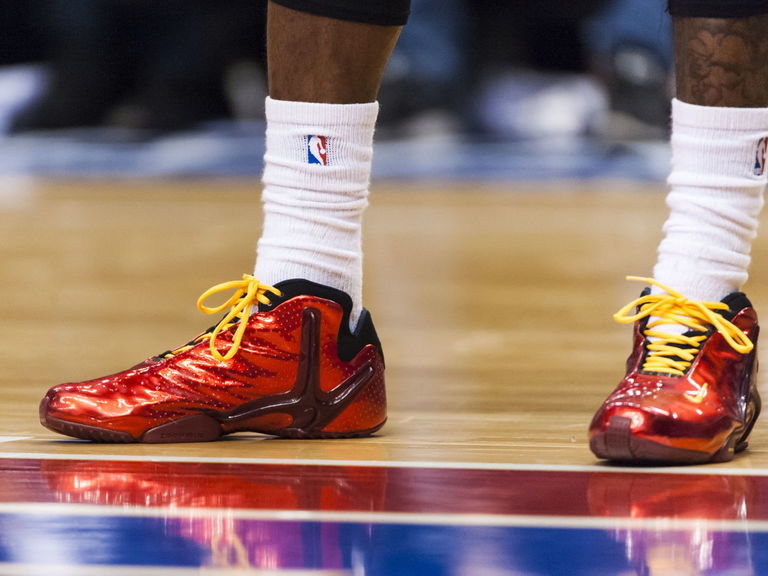 PHOTO: 76ers SG Tony Wroten wears shiny red shoes during warmup ...