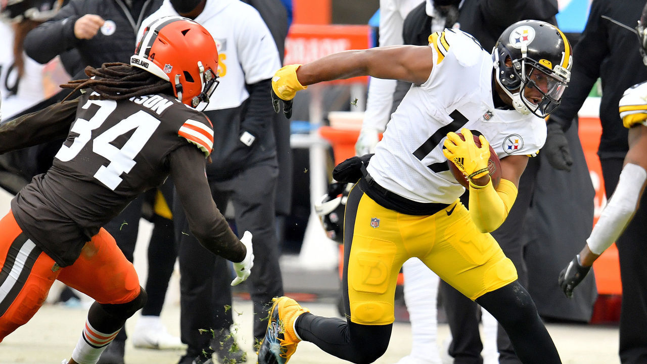 CLEVELAND, OHIO - JANUARY 03: JuJu Smith-Schuster #19 of the Pittsburgh Steelers carries the ball against Robert Jackson #34 of the Cleveland Browns in the second quarter at FirstEnergy Stadium on January 03, 2021 in Cleveland, Ohio.
