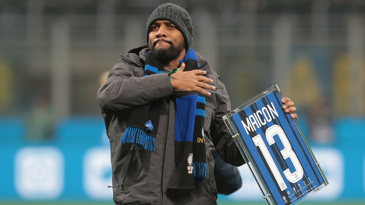 MILAN, ITALY - MARCH 11: FC Internazionale Milano former player Maicon greets the fans prior to the serie A match between FC Internazionale and SSC Napoli at Stadio Giuseppe Meazza on March 11, 2018 in Milan, Italy.