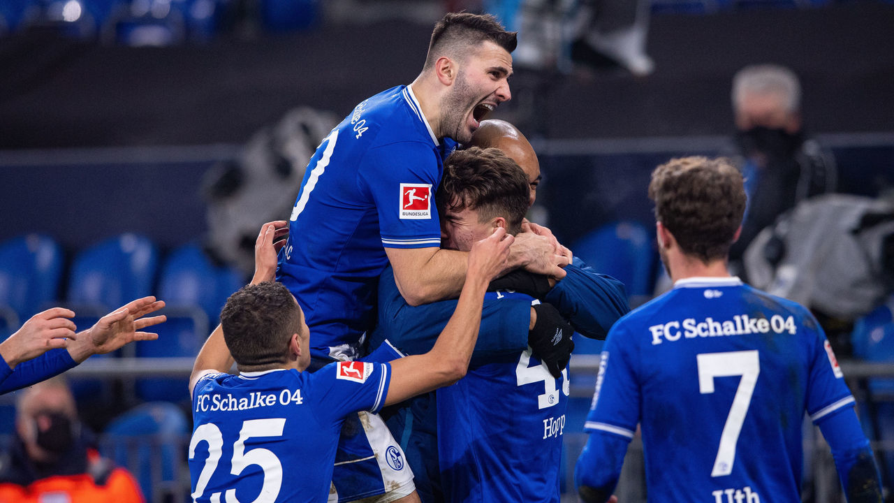 09 January 2021, North Rhine-Westphalia, Gelsenkirchen: Football: Bundesliga, FC Schalke 04 - 1899 Hoffenheim, Matchday 15 at Veltins Arena. Schalke's Amine Harit (l-r), Schalke's Sead Kolasinac, Schalke's goal scorer Matthew Hoppe, Schalke's member of the coaching staff Naldo, and Schalke's Mark Uth celebrate the goal for 2:0. Photo: Guido Kirchner/dpa - IMPORTANT NOTE: In accordance with the regulations of the DFL Deutsche Fußball Liga and/or the DFB Deutscher Fußball-Bund, it is prohibited to use or have used photographs taken in the stadium and/or of the match in the form of sequence pictures and/or video-like photo series.