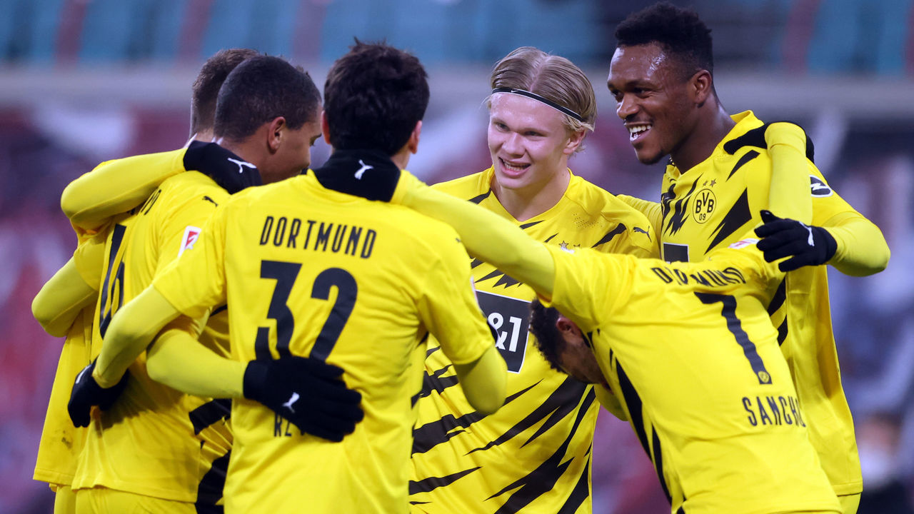 09 January 2021, Saxony, Leipzig: Football: Bundesliga, RB Leipzig - Borussia Dortmund, Matchday 15 at Red Bull Arena. Dortmund's Erling Haaland (centre) celebrates with his team-mates after scoring the 0:3 goal. IMPORTANT NOTE: In accordance with the regulations of the DFL Deutsche Fußball Liga and the DFB Deutscher Fußball-Bund (German Football Association), it is prohibited to use or have used photographs taken in the stadium and/or of the match in the form of sequence pictures and/or video-like photo series. Photo: Jan Woitas/dpa/dpa-Zentralbild