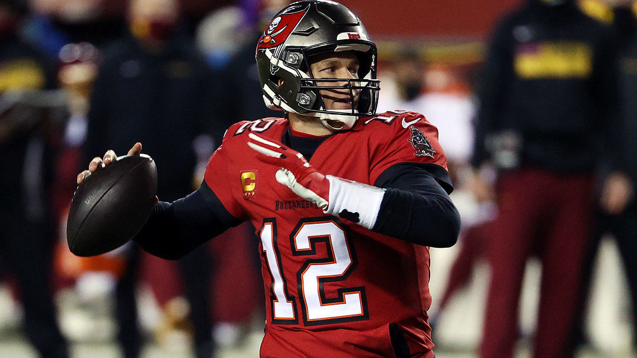 LANDOVER, MARYLAND - JANUARY 09: Quarterback Tom Brady #12 of the Tampa Bay Buccaneers passes during the game against the Washington Football Team at FedExField on January 09, 2021 in Landover, Maryland.