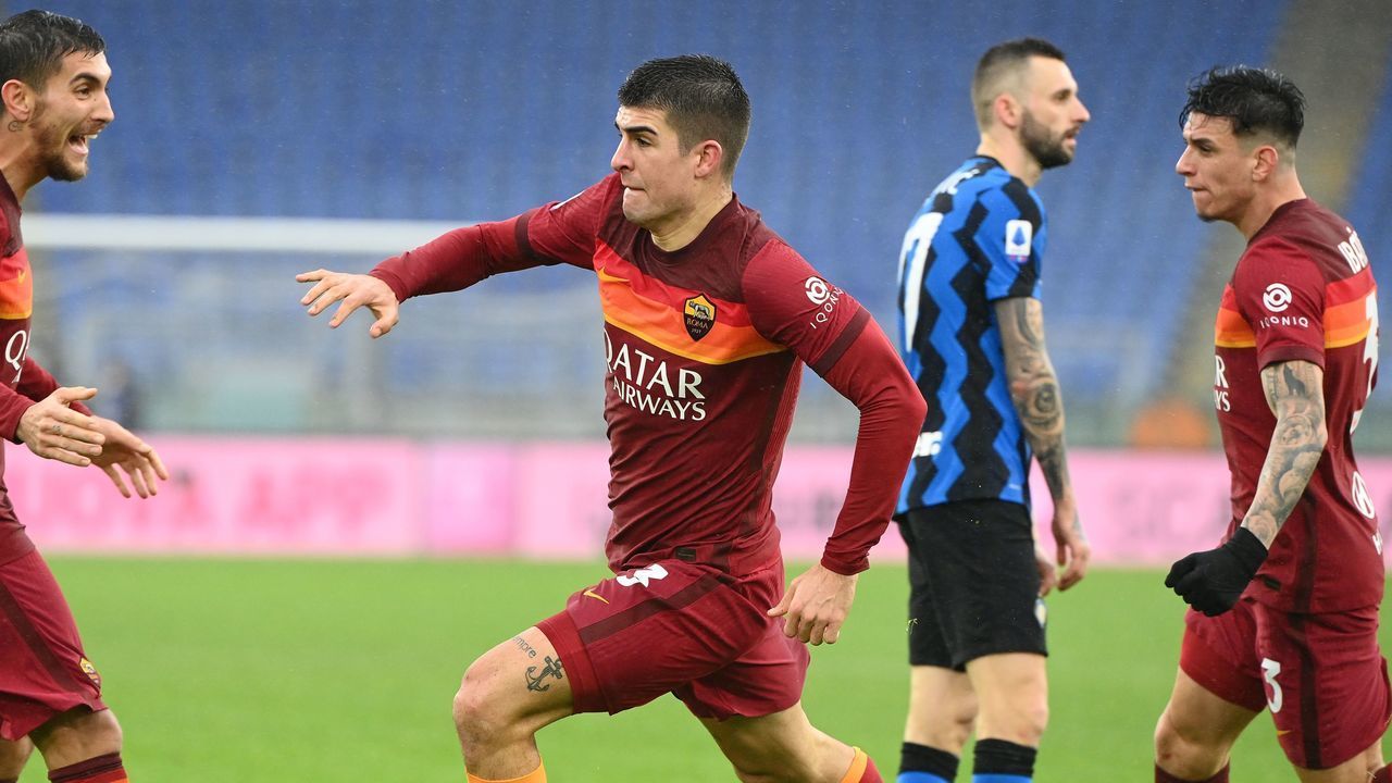 Roma's Italian defender Gianluca Mancini (C) celebrates after scoring an equalizer during the Italian Serie A football match AS Rome vs Inter Milan on January 10, 2021 at the Olympic stadium in Rome.