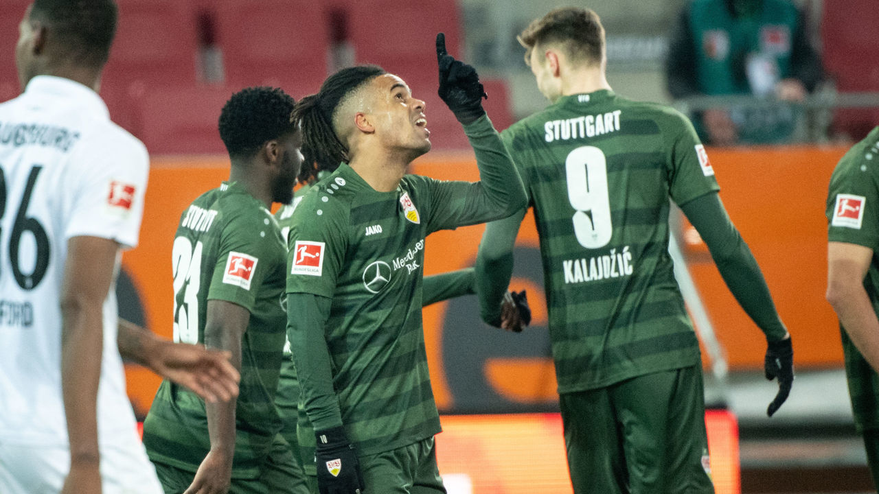 10 January 2021, Bavaria, Augsburg: Football: Bundesliga, FC Augsburg - VfB Stuttgart, Matchday 15 at WWK Arena. Daniel Didavi of Stuttgart celebrates his goal to make it 1:4. Photo: Matthias Balk/dpa - IMPORTANT NOTE: In accordance with the regulations of the DFL Deutsche Fußball Liga and/or the DFB Deutscher Fußball-Bund, it is prohibited to use or have used photographs taken in the stadium and/or of the match in the form of sequence pictures and/or video-like photo series.