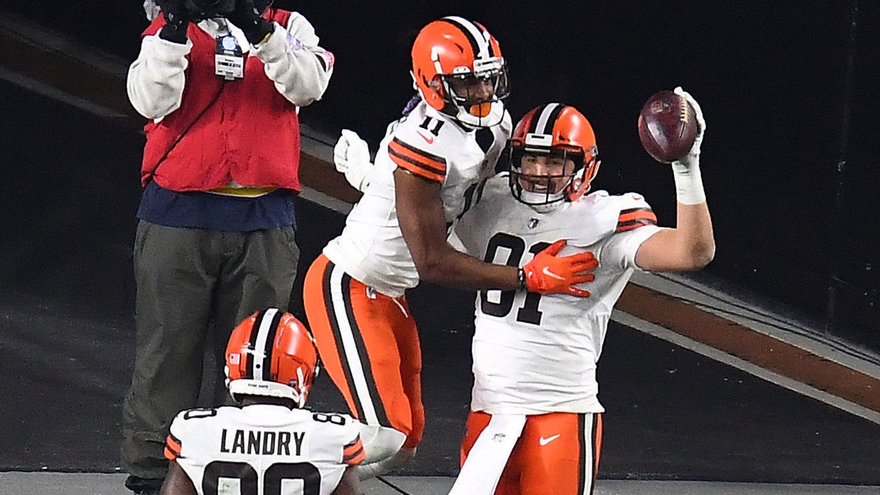 PITTSBURGH, PENNSYLVANIA - JANUARY 10: Austin Hooper #81 of the Cleveland Browns celebrates a touchdown with Donovan Peoples-Jones #11 during the first half of the AFC Wild Card Playoff game against the Pittsburgh Steelers at Heinz Field on January 10, 2021 in Pittsburgh, Pennsylvania.