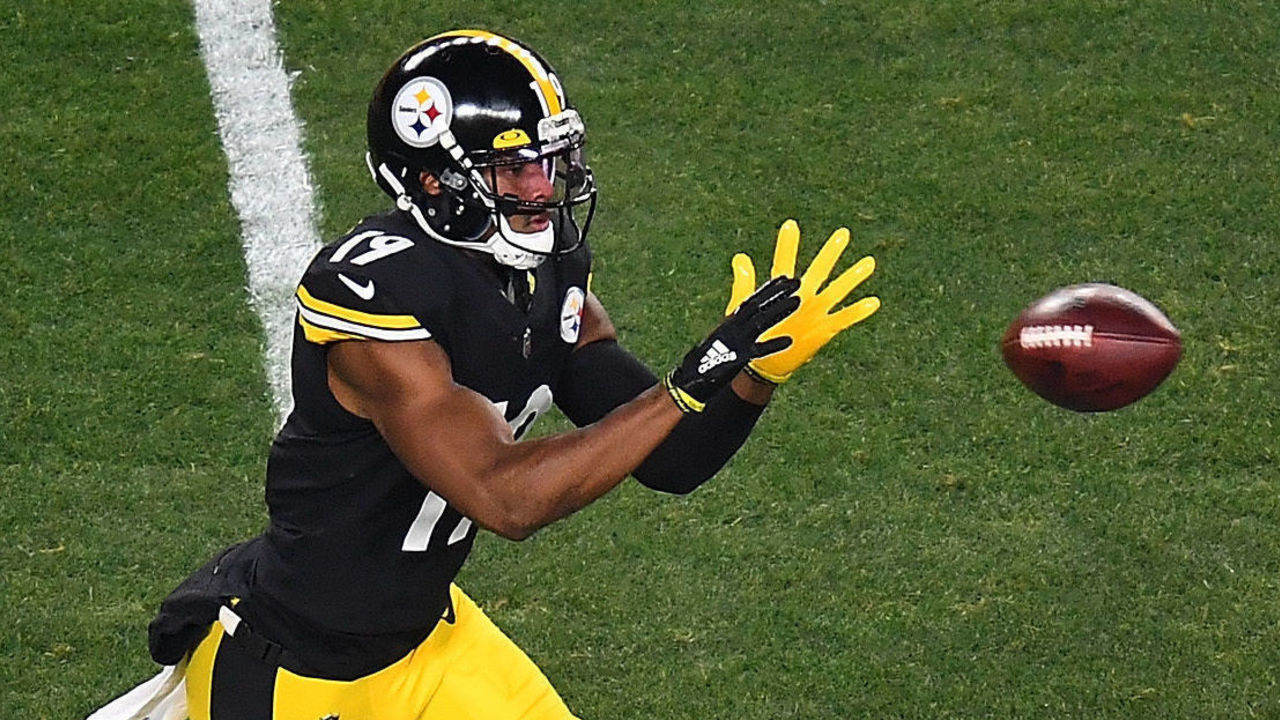 PITTSBURGH, PENNSYLVANIA - JANUARY 10: JuJu Smith-Schuster #19 of the Pittsburgh Steelers participates in warmups prior to the AFC Wild Card Playoff game against the Cleveland Browns at Heinz Field on January 10, 2021 in Pittsburgh, Pennsylvania.
