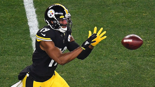 PITTSBURGH, PENNSYLVANIA - JANUARY 10: JuJu Smith-Schuster #19 of the Pittsburgh Steelers participates in warmups prior to the AFC Wild Card Playoff game against the Cleveland Browns at Heinz Field on January 10, 2021 in Pittsburgh, Pennsylvania.