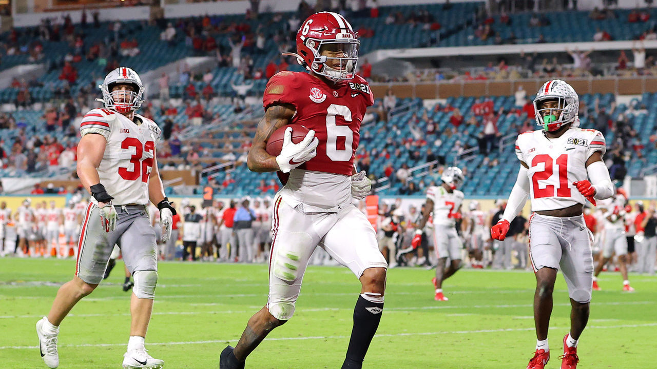 MIAMI GARDENS, FLORIDA - JANUARY 11: DeVonta Smith #6 of the Alabama Crimson Tide rushes for a 42 yard touchdown during the second quarter of the College Football Playoff National Championship game against the Ohio State Buckeyes at Hard Rock Stadium on January 11, 2021 in Miami Gardens, Florida.