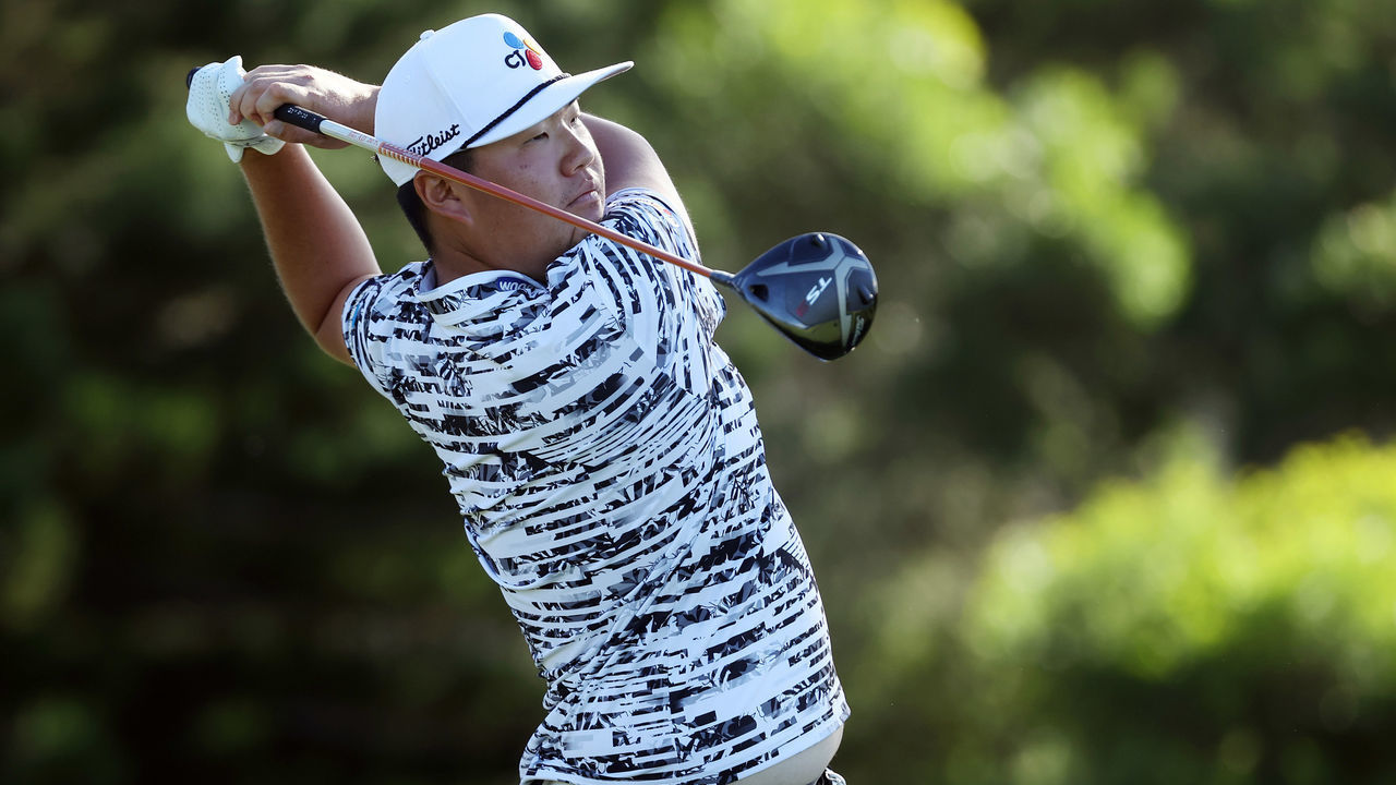 KAPALUA, HAWAII - JANUARY 07: Sungjae Im of Korea plays his shot from the 18th tee during the first round of the Sentry Tournament Of Champions at the Kapalua Plantation Course on January 07, 2021 in Kapalua, Hawaii.