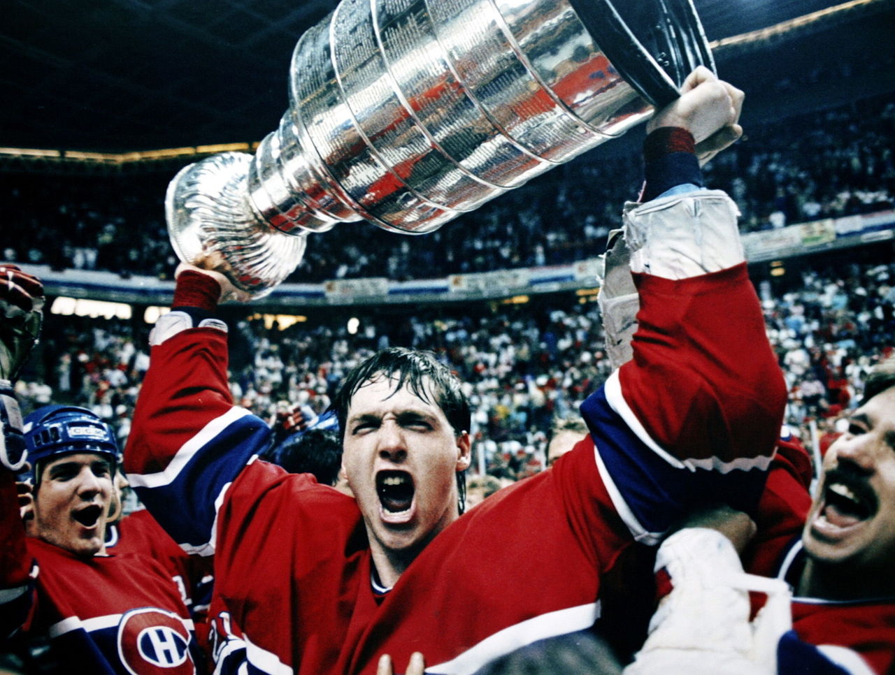 Patrick Roy soulevant la Coupe Stanley (1986)