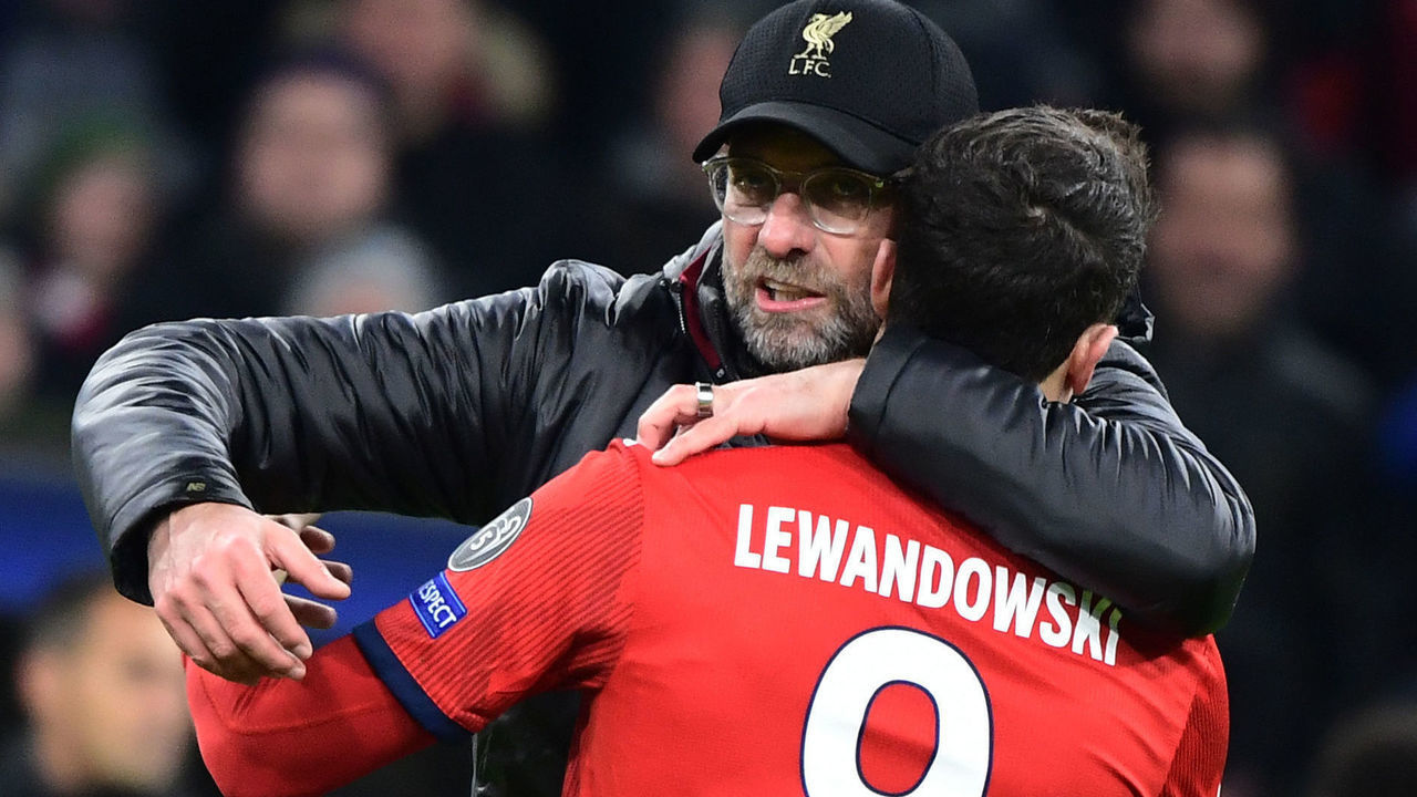 13 March 2019, Bavaria, München: Soccer: Champions League, knockout round, round of sixteen, second leg: FC Bayern Munich - FC Liverpool in the Allianz Arena. Munich's Robert Lewandowski (front) is embraced by Liverpool coach Jürgen Klopp after the 1:3 defeat. Photo: Peter Kneffel/dpa