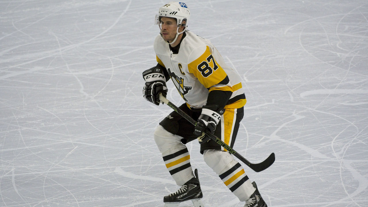 PHILADELPHIA, PA - JANUARY 13: Pittsburgh Penguins Center Sidney Crosby (87) looks for a pass during the game between the Pittsburg Penquins and the Philadelphia Flyers on January 13, 2021 at Wells Fargo Center in Philadelphia, PA.