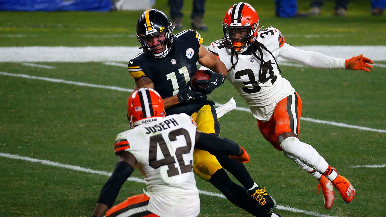 PITTSBURGH, PENNSYLVANIA - JANUARY 10: Chase Claypool #11 of the Pittsburgh Steelers catches a pass for a touchdown in front of Robert Jackson #34 of the Cleveland Brownsduring the second half of the AFC Wild Card Playoff game at Heinz Field on January 10, 2021 in Pittsburgh, Pennsylvania.