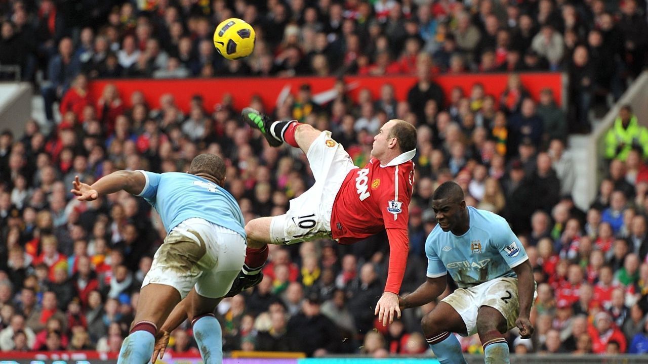 Manchester United's Wayne Rooney (centre) scores their second goal from inside the penalty area from an overhead kick