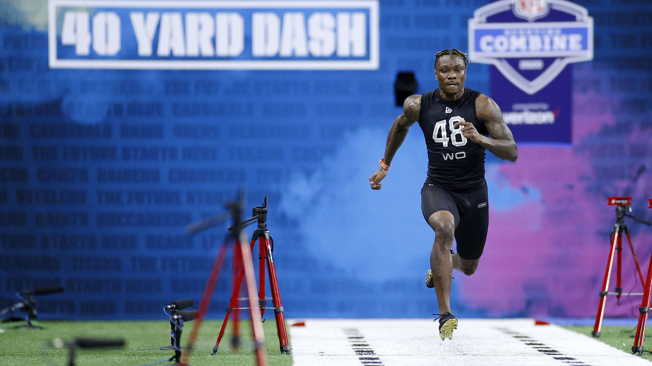 INDIANAPOLIS, IN - FEBRUARY 27: Wide receiver Henry Ruggs III of Alabama runs the 40-yard dash during the NFL Scouting Combine at Lucas Oil Stadium on February 27, 2020 in Indianapolis, Indiana.