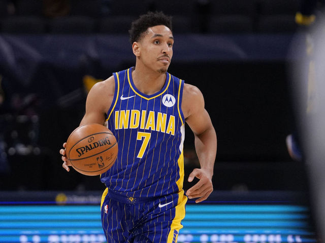 INDIANAPOLIS, IN - JANUARY 20: Malcolm Brogdon #7 of the Indiana Pacers dribbles the ball during the game against the Dallas Mavericks on January 20, 2021 at Bankers Life Fieldhouse in Indianapolis, Indiana. Mandatory Copyright Notice: Copyright 2021 NBAE