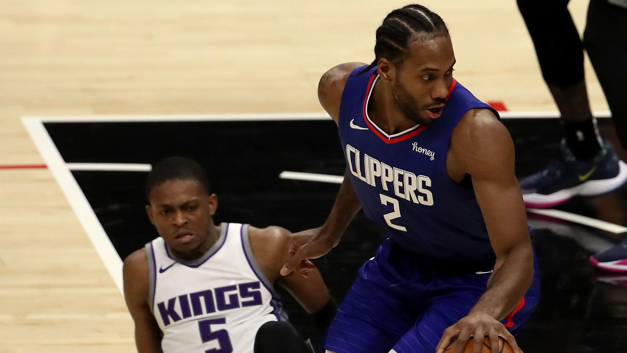 LOS ANGELES, CALIFORNIA - JANUARY 20: Kawhi Leonard #2 of the LA Clippers handles the ball against De'Aaron Fox #5 of the Sacramento Kings during the fourth quarter at Staples Center on January 20, 2021 in Los Angeles, California.