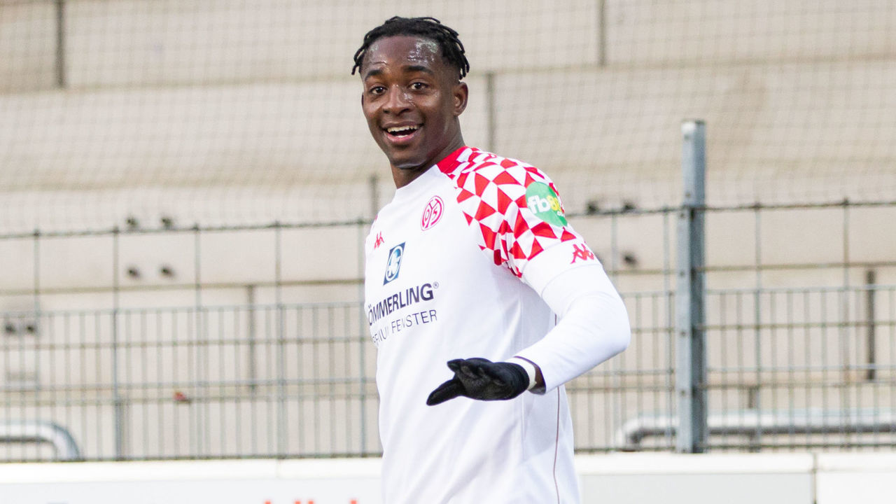 FREIBURG IM BREISGAU, GERMANY - NOVEMBER 22: (BILD ZEITUNG OUT) Jean-Philippe Mateta of 1. FSV Mainz 05 celebrates after scoring his teams third goal during the Bundesliga match between Sport-Club Freiburg and 1. FSV Mainz 05 at Schwarzwald-Stadion on November 22, 2020 in Freiburg im Breisgau, Germany.