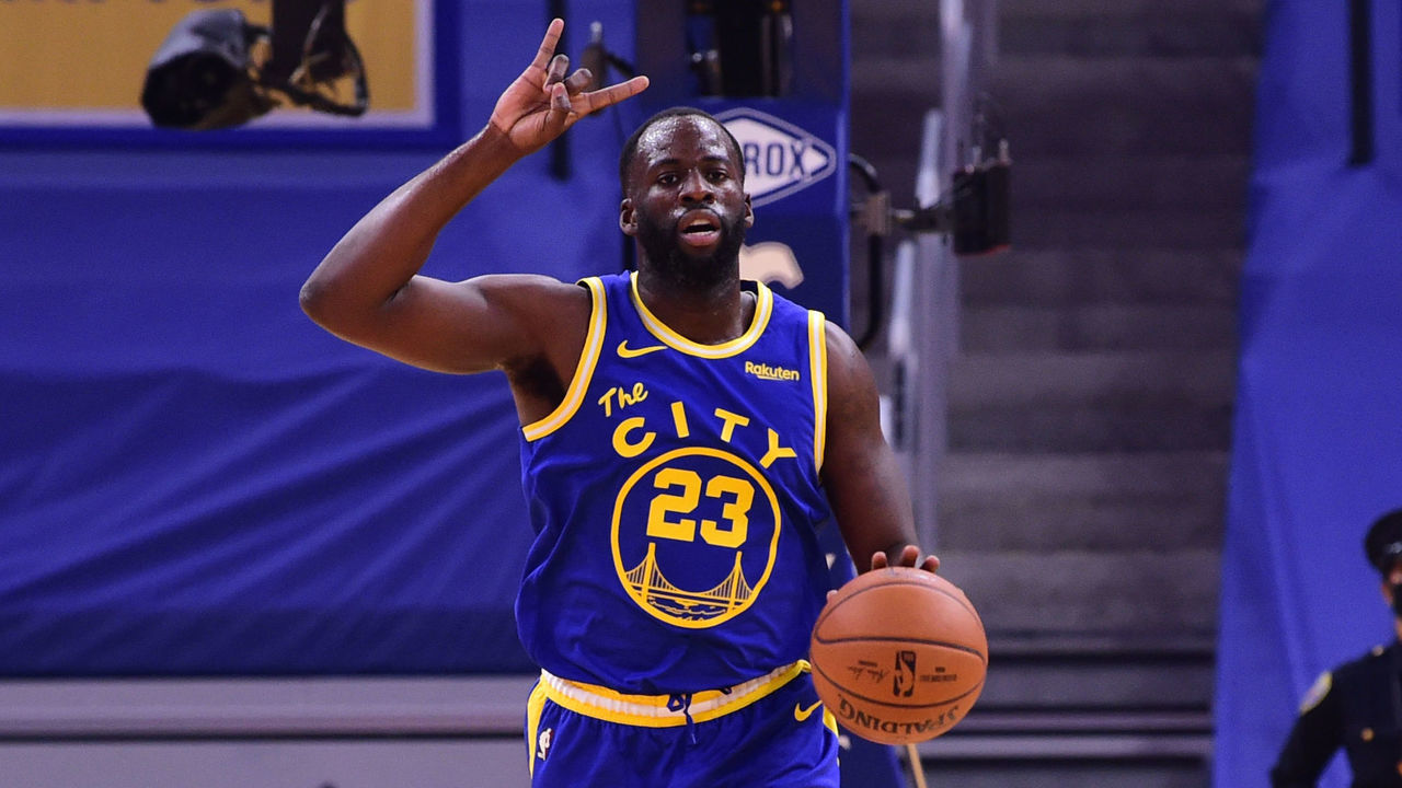 SAN FRANCISCO, CA - January 21: Draymond Green #23 of the Golden State Warriors handles the ball against the New York Knicks on January 21, 2021 at Chase Center in San Francisco, California. NOTE TO USER: User expressly acknowledges and agrees that, by downloading and or using this photograph, user is consenting to the terms and conditions of Getty Images License Agreement. Mandatory Copyright Notice: Copyright 2021 NBAE