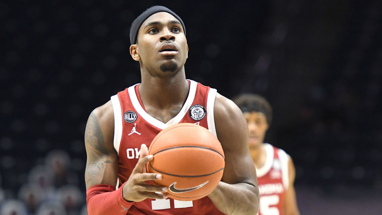 CINCINNATI, OH - DECEMBER 09: De'Vion Harmon #11 of the Oklahoma Sooners takes a foul shot during a college basketball game against the Xavier Musketeers on December 9, 2020 at the Cintas Center in Cincinnati, Ohio.