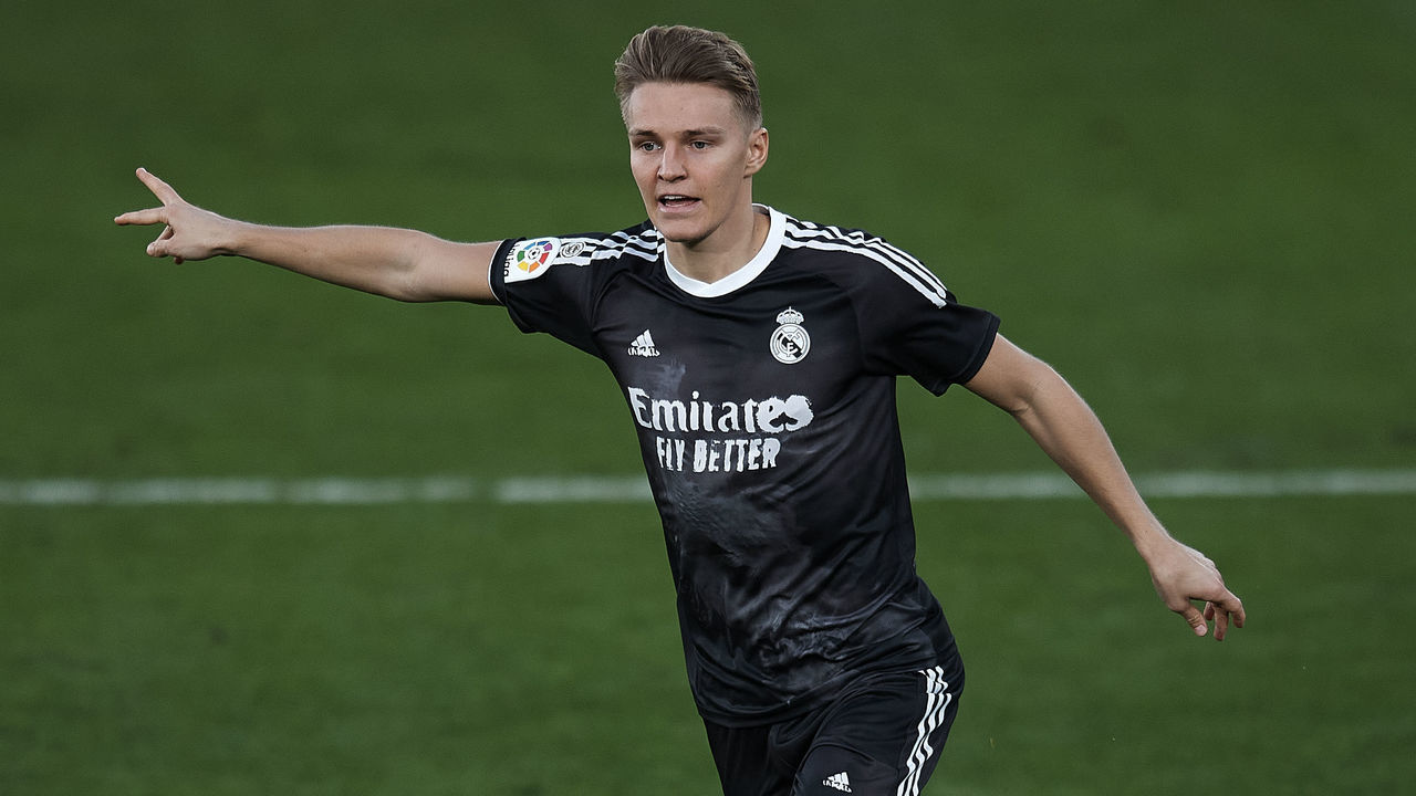 Martin Odegaard of Real Madrid gives instructions during the La Liga Santander match between Villarreal CF and Real Madrid at Estadio de la Ceramica on November 21, 2020 in Villareal, Spain.