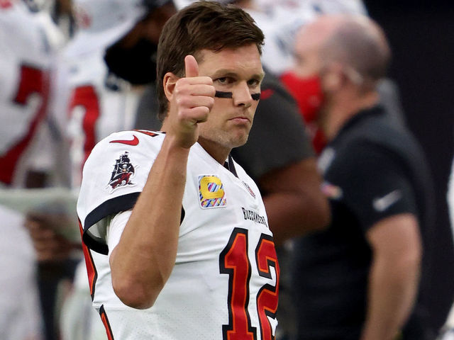 LAS VEGAS, NEVADA - OCTOBER 25: Tom Brady #12 of the Tampa Bay Buccaneers gives a thumbs up in the third quarter against the Las Vegas Raiders at Allegiant Stadium on October 25, 2020 in Las Vegas, Nevada.