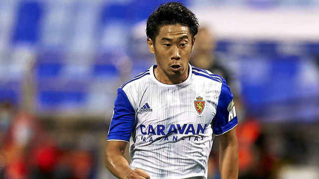 ZARAGOZA, SPAIN - AUGUST 16: Shinji Kagawa of Real Zaragoza with the ball during the La Liga Smartbank Playoffs match between Real Zaragoza and Elche CF at La Romareda on August 16, 2020 in Zaragoza, Spain.