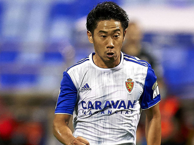 ZARAGOZA, SPAIN - AUGUST 16: Shinji Kagawa of Real Zaragoza with the ball during the La Liga Smartbank Playoffs match between Real Zaragoza and Elche CF at La Romareda on August 16, 2020 in Zaragoza, Spain.