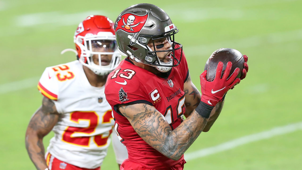 TAMPA, FL - NOVEMBER 29: Mike Evans (13) of the Bucs catches a touchdown pass as Armani Watts (23) of the Chiefs looks on during the regular season game between the Kansas City Chiefs and the Tampa Bay Buccaneers on November 29, 2020 at Raymond James Stadium in Tampa, Florida.