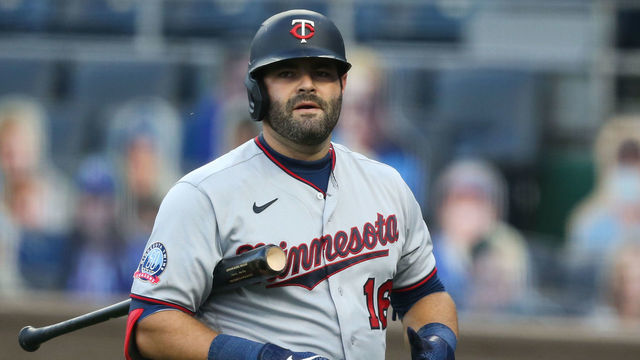 KANSAS CITY, MO - AUGUST 22: Minnesota Twins catcher Alex Avila (16) during an MLB game between the Minnesota Twins and Kansas City Royals on August 22, 2020 at Kauffman Stadium in Kansas City, MO.