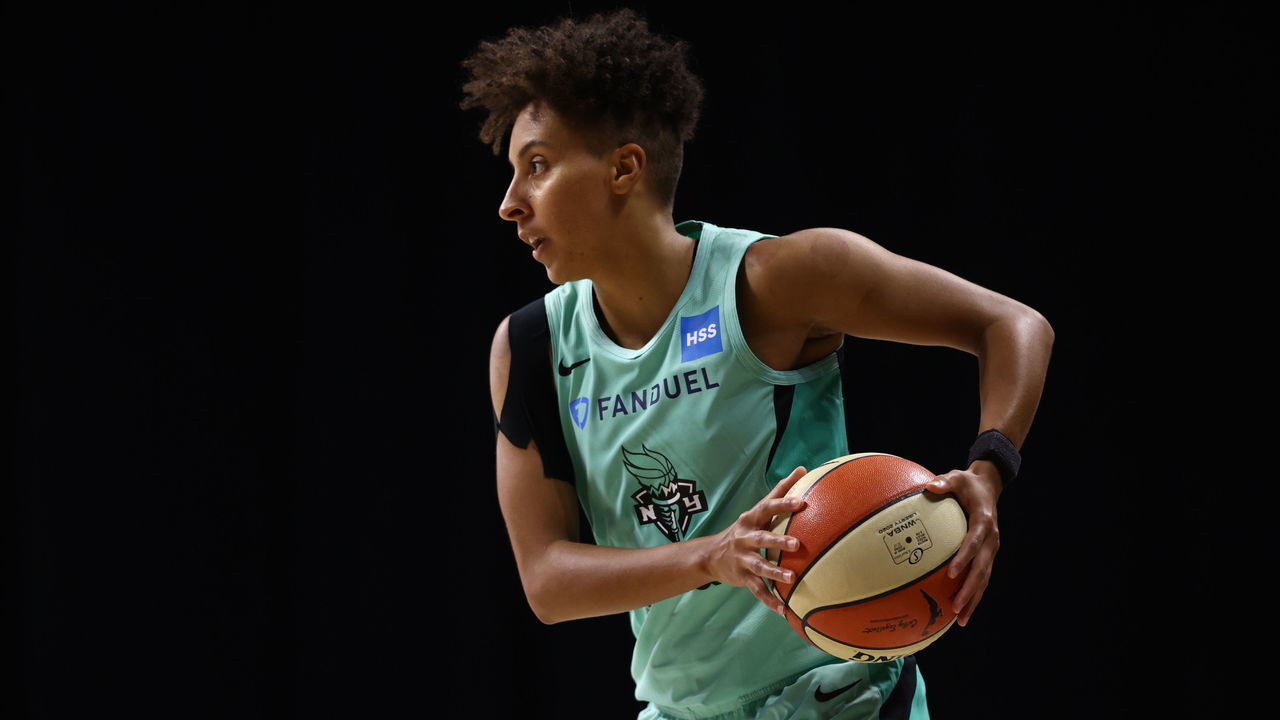 PALMETTO, FL - AUGUST 22: Layshia Clarendon #7 of the New York Liberty handles the ball against the Connecticut Sun on August 22, 2020 at Feld Entertainment Center in Palmetto, Florida. NOTE TO USER: User expressly acknowledges and agrees that, by downloading and/or using this Photograph, user is consenting to the terms and conditions of the Getty Images License Agreement. Mandatory Copyright Notice: Copyright 2020 NBAE