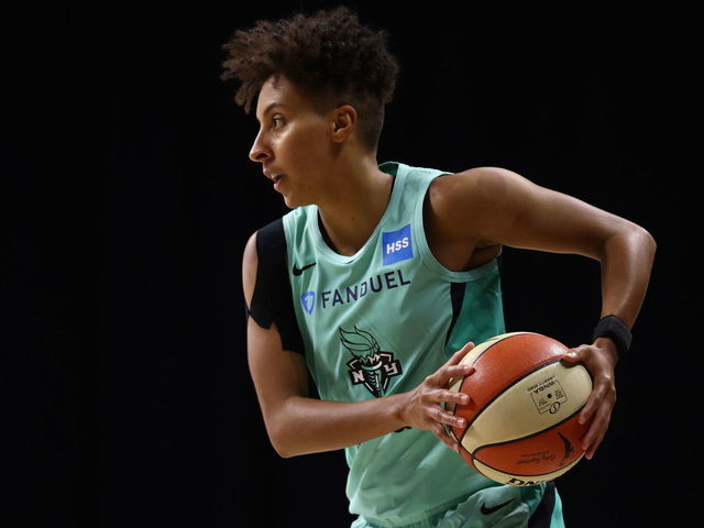 PALMETTO, FL - AUGUST 22: Layshia Clarendon #7 of the New York Liberty handles the ball against the Connecticut Sun on August 22, 2020 at Feld Entertainment Center in Palmetto, Florida. NOTE TO USER: User expressly acknowledges and agrees that, by downloading and/or using this Photograph, user is consenting to the terms and conditions of the Getty Images License Agreement. Mandatory Copyright Notice: Copyright 2020 NBAE