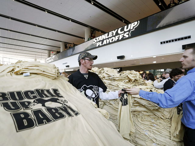 PHOTO: Penguins stage #GoldOut for Game 1 vs. Blue Jackets