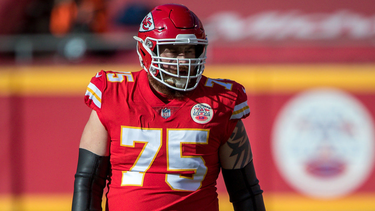 KANSAS CITY, MO - DECEMBER 27: Kansas City Chiefs offensive tackle Mike Remmers (75) on the field during the first half against the Atlanta Falcons at Arrowhead Stadium in Kansas City, Missouri.