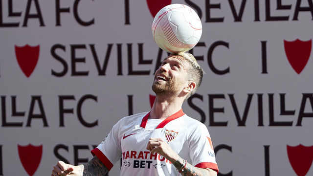 SEVILLE, SPAIN - JANUARY 28: Alejandro 'Papu' Gomez of Sevilla FC unveiled as the clubs new signing at Estadio Ramón Sánchez Pizjuán on January 28, 2021 in Seville, Spain.
