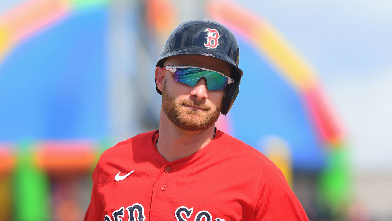 Braves sign veteran catcher Lucroy to minor-league contract